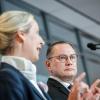Die AfD-Politiker Alice Weidel und Tino Chrupalla - ihre Partei soll mehr als 100 Rechtsextremisten im Bundestag beschäftigen.