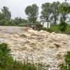 Die Wertach in Göggingen bei der Wellenburger Brücke ist mittlerweile ein reißender Fluss. Am Samstagvormittag wurde hier Meldestufe 2 erreicht. 