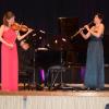 Veronika Eberle (Violine) und Sharon Kam (Klarinette) werden bei ihrem Konzert in der Festhalle des Kollegs in Illertissen von Markus Becker souverän am Flügel begleitet.