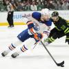 Edmonton Oilers-Center Leon Draisaitl (29) kontrolliert den Puck und sammelt in der NHL weiterhin fleißig Scorerpunkte.