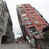Ein teilweise eingestürztes Gebäude in Hualien. Taiwan liegt am Rand zweier tektonischer Platten und ist deshalb ein erdbebengefährdetes Gebiet.