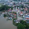 Eine Luftaufnahme zeigt überschwemmte Straßen in Schrobenhausen im Landkreis Neuburg-Schrobenhausen.