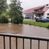 An der Zusambrücke in Zusmarshausen drohte das Wasser schon am Samstagvormittag über die Uferböschung zu treten.