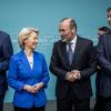 Ursula von der Leyen (2.v.l), EU- Kommissionspräsidentin, steht neben Friedrich Merz (l), CDU-Bundesvorsitzender und Fraktionsvorsitzender der CDU/CSU- Fraktion im Bundestag, Manfred Weber (2.v.r.), Vorsitzender der EVP-Fraktion im Europaparlament, sowie Markus Söder, CSU-Vorsitzender und Ministerpräsident von Bayern, bei der gemeinsamen Sitzung der Präsidien von CDU und CSU.