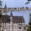 Touristen stehen auf der Marienbrücke vor dem Schloss Neuschwanstein. Ein Mann hatte dort zwei Frauen attackiert und wurde nun verurteilt.