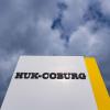 Auf einem Schild ist der Schriftzug des Unternehmens HUK-Coburg angebracht.