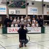 Mit einem "Danke"-Transparent verabschieden sich die Volleyballerinnen der DJK Augsburg-Hochzoll von ihrem Heimpublikum. Abteilungsleiter Fabian Brenner hält das Erinnerungsbild fest. 