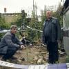 Henry Koitzsch (Peter Kurth) und Michael Lehmann (Peter Schneider) ermitteln in einer Kleingartenanlage: Szene aus dem Tatort heute aus Halle (Saale). 