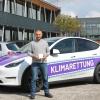 Johannes Rieger, der Geschäftsführer von 1KOMMA5° Augsburg mit dem Herzstück des Unternehmens in der Hand, dem Energiemanager „Heartbeat“. 