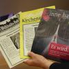 Die 90-jährige Geschichte geht weiter: Die erste und die aktuelle Ausgabe der Kirchenzeitung sowie das neue Magazin „[inne]halten“.