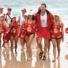 David Hasselhoff trifft mit jungen Frauen und Männern zu einem Werbetermin am Bondi Beach ein.