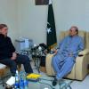 Pakistans Premierminister Shehbaz Sharif (l) zusammen mit dem neu gewählten pakistanischen Präsidenten Asif Ali Zardari.