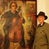 Johannes Pippert hat ein Gemälde, das Eduard Jäger zeigt und früher in den Hotels Kannenkeller und Drei Mohren hing, der Stadt Lauingen geschenkt. Bürgermeisterin Katja Müller nahm es dankend entgegen.