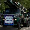 In Teheran werden zum Tag der Armee Raketen auf Lastwagen transportiert. Bei einem Auftritt bei der Parade warnte der iranische Präsident Raisi Israel vor jeder militärischen Aktion gegen den Iran.