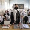 Mädchen besuchen am ersten Tag des neuen Schuljahres den Unterricht. Seit die Taliban wieder an der Macht sind, müssen sie die Schule in fast allen Regionen nach der sechsten Klasse verlassen. 