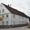 Pfaffenhofen baut für den Kindergarten St. Michael neu: Der Neubau entsteht an der Stelle des alten Gebäudes an der Ortsstraße in Remmeltshofen/Kadeltshofen (Bild), das abgerissen wird. Hier soll künftig auch eine Kinderkrippe unterkommen.