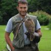 Robert Stannecker ist ausgebildeter Tierpfleger, Vorsitzender des Landsberger Jagdvereins und Betreiber einer Greifvogelauffangstation.