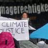 "Klimagerechtigkeit!" und "Climate Justice" ist bei der Demonstration von Fridays For Future auf dem Schlossplatz zu lesen. Mit zahlreichen Protesten ruft Fridays for Future zum globalen Klimastreik auf.