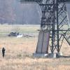 Der verbrannte Strommast auf einem Feld unweit der Tesla-Fabrik in Grünheide.