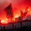 Der FC Bayern ist wegen Fehlverhaltens seiner Fans in der Champions League bestraft worden. Beim Spiel gegen Arsenal dürfen keine Fans der Münchner ins Stadion.