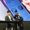 Jerry Yue stellt beim Mobile World Congress den Prototypen eines KI-Smartphones der Deutschen Telekom vor.