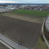 Das Luftbild zeigt die Fläche zwischen der  OMV-Tankstelle und dem ehemaligen Kieswerk in Meitingen.