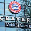 Das Logo vom FC Bayern München ist am Vereinsgelände an der Säbener Straße zu sehen. Der Verein hat nun 360.000 Mitglieder.