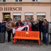 Gemeinsam mit OB Wittner wurde die "panchina rossa" in Nördlingen enthüllt. Sie soll ein Zeichen gegen Gewalt gegen Frauen sein.