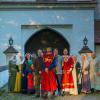 Auf Schloss Neuburg gibt es ein historisches Fest: Das Organisationsteam mit Lukas Huttner (Armati Equites), Christian Zecha von den Neuburger Burgschützen (5. von rechts) und Christoph Vogg vom Fischereiverein (Fünfter von links), eingerahmt von Mitgliedern der Rittergruppe.