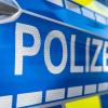 Die Polizei Schwabmünchen sucht Zeugen: In der Fuggerstraße hat eine unbekannte Person mutwillig ein Auto beschädigt. 