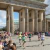 Ein Moment, den die Läufer beim Berlin-Marathon nicht vergessen: Nach dem Brandenburger Tor ist das Ziel nicht mehr weit.