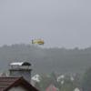 Ein Notarzt wurde am Samstagvormittag ins Hochwassergebiet in Fischach abgeseilt