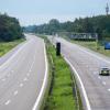 Ein Polizeiauto fährt auf der Autobahn A9.