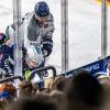 Berlins Jonas Müller (l) kämpft gegen Nicolas Mattinen von Straubing Tigers (r) um den Puck.