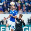 Arne Engels (rechts) vom FC Augsburg kämpft mit Darmstadts Gerrit Holtmann um den Ballbesitz.