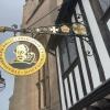 Ein Schild an einem historischen Gebäude (Guildhall) in der englischen Stadt Stratford-upon-Avon erinnert an den Schriftsteller William Shakespeare.