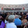 Menschen besuchen ein Galakonzert in der Arena von Verona, um die Anerkennung der italienischen Opernkunst durch die UNESCO zu feiern, in Verona, Italien.