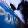 Die Polizei ermittelt, nachdem ein Unbekannter bei Wittislingen ein Ei auf ein Auto warf.