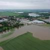 Am Montag steht das Wasser noch großflächig auf dem Gelände der Firma Grenzebach in Hamlar im Kreis Donau-Ries.