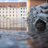 Sandsäcke schützen in der Altstadt am Donauufer die Einfahrt von einer Garage. Seit Tagen kämpfen die Helfer in Bayern gegen die Flut und ihre Folgen.