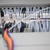 Kabelstränge liegen in einer Produktionshalle: Das Geschäftsklima in der deutschen Elektro- und Digitalindustrie ist zurückgefallen.