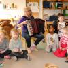 Musikpädagogin Angelika Jekic begeistert in Bobingen die Kinder der Eichhörnchen-Gruppe.