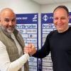 Illertissens Trainer Holger Bachthaler (rechts) hat seinen Vertrag verlängert. Darüber freut sich auch Aufsichtsrat Sergio Pereira.