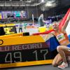 Femke Bol aus den Niederlanden feiert ihren Weltrekord über die 400 Meter.