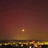 Ein gewaltiger Sonnensturm lässt auch über dem Unterallgäu den Nachthimmel leuchten. Polarlicht war in der Nacht auf Samstag auch in Bad Wörishofen zu sehen. Die Aurora Borealis nahm in der Nacht beständig zu und war zwischenzeitlich auch mit bloßem Auge über Bad Wörishofen gut zu sehen. Die Polarlichter schimmerten in verschiedenen Farben, von denen manche aber erst durch das Objektiv einer Kamera sichtbar wurden. Der Sonensturm soll laut US-Wetterbehörde NOAA das Wochenende über anhalten.