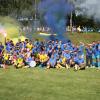 Gemeinsam mit den Fans freuen sich die Fußballer des SV Ehingen/Ortlfingen über den ersten Kreisliga-Aufstieg in der Vereinsgeschichte. 