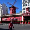 Die Mühlenräder des Moulin Rouge in Paris sind in der Nacht zum Donnerstag herabgestürzt.