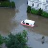 So sah es zeitweise in Schrobenhausen aus: Ein Krankenwagen musste sich seinen Weg durch überflutete Straßen bahnen. 