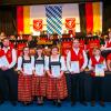 Die Musikkapelle Dornstadt bei ihrem Osterkonzert in der Mehrzweckhalle Auhausen. Im Vordergrund alle geehrten Mitglieder mit Vorsitzendem Jürgen Kröppel und Vize-Präsident des Allgäu Schwäbischen Musikbundes Theo Keller.