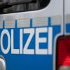 Das Wort Polizei ist auf einem Fahrzeug der Polizei zu sehen.